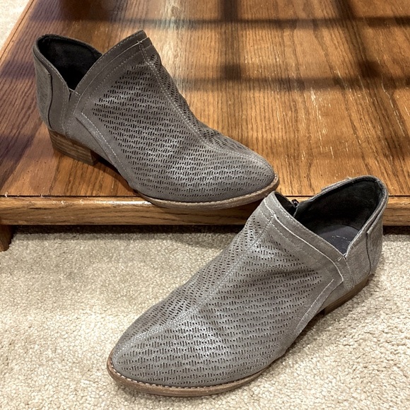 Vince Camuto Cool Suede Leather Side Zip Ankle Bootie Size Women’s 7W ! - Picture 3 of 11